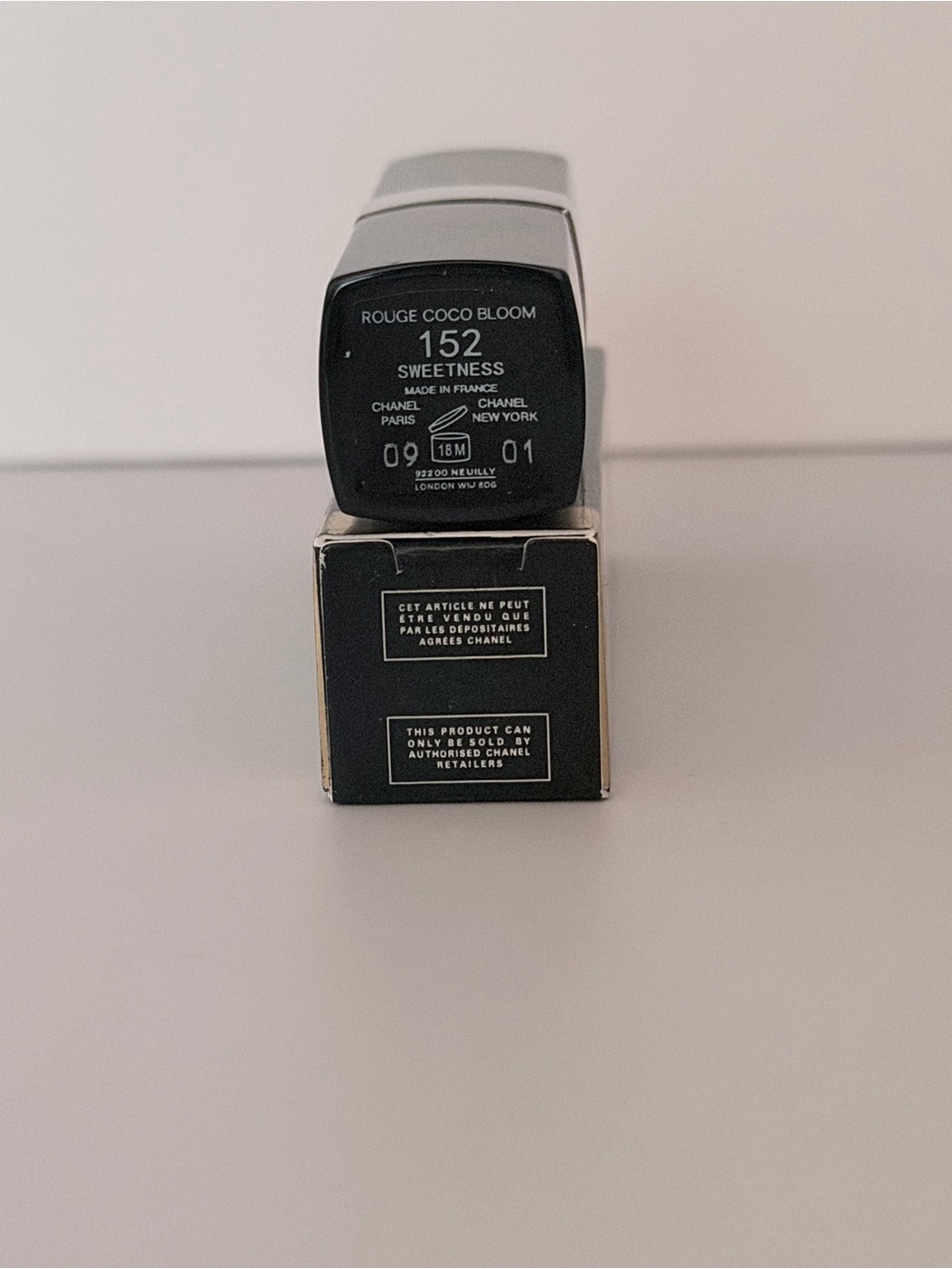 Chanel Rouge Coco Bloom Lipstick 152 Sweetness BNIB Hydrating Lip Color - Picture 4 of 4